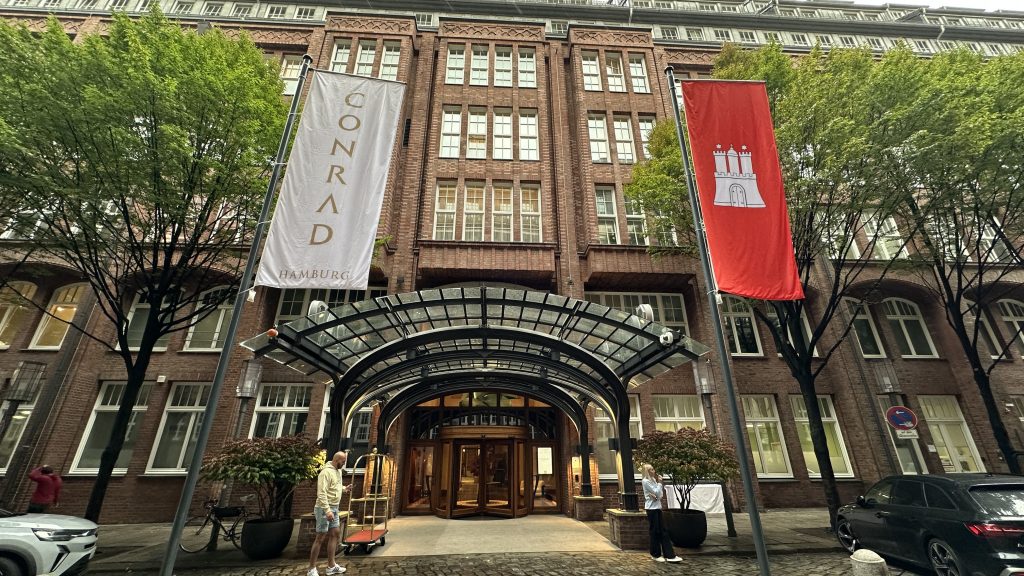 Conrad Hamburg Hotel Haupteingang Gebaude