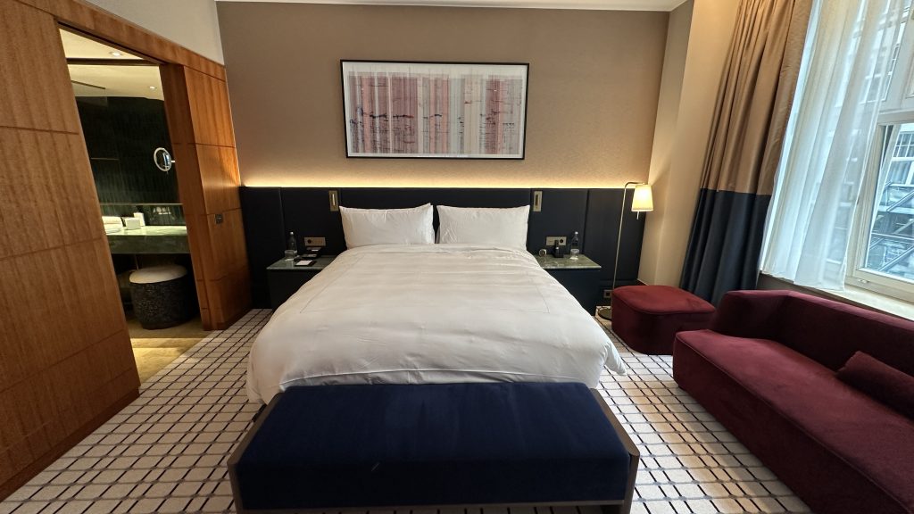 Conrad Hamburg Zimmer Ansicht Bett Front