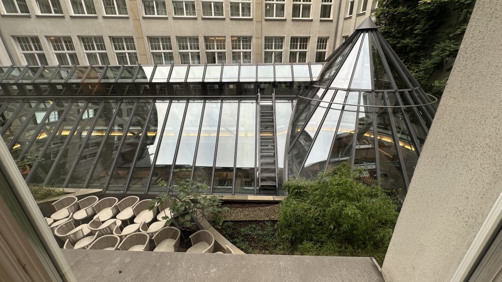 Conrad Hamburg Zimmer Ausblick Innenhof