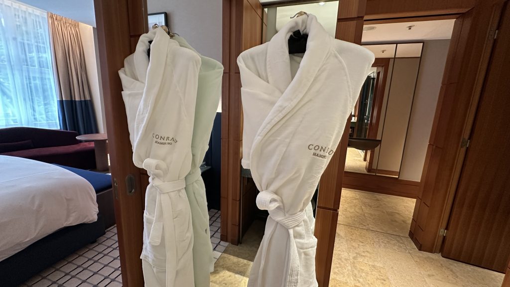 Conrad Hamburg Zimmer Bad Bademaentel