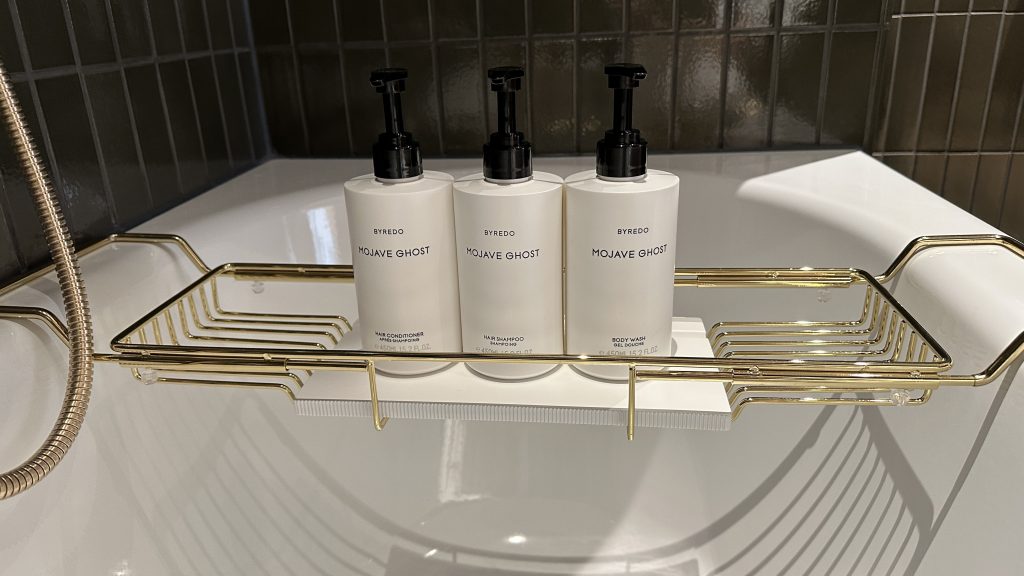 Conrad Hamburg Zimmer Bad Pflegeprodukte Byredo