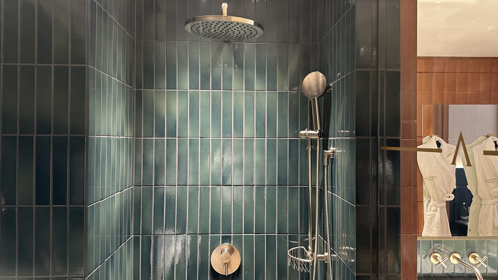 Conrad Hamburg Zimmer Bad Regendusche Detail
