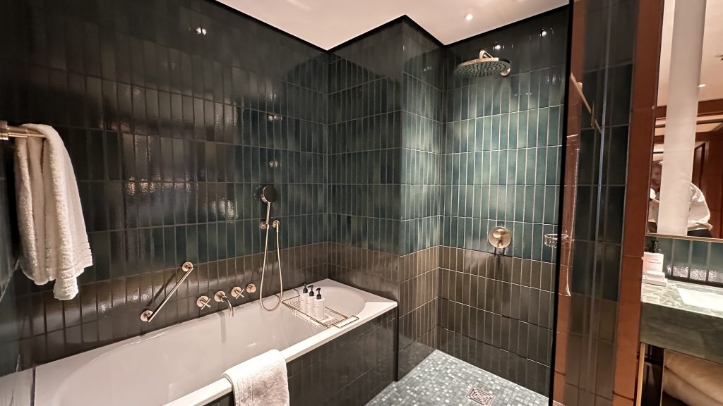 Conrad Hamburg Zimmer Bad Wanne Dusche Kombi