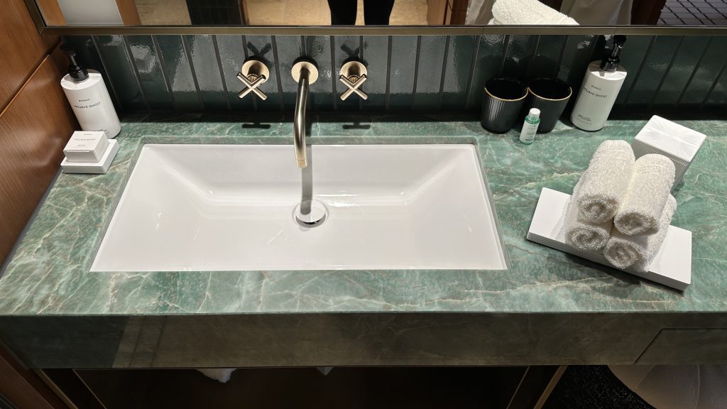 Conrad Hamburg Zimmer Bad Waschbecken