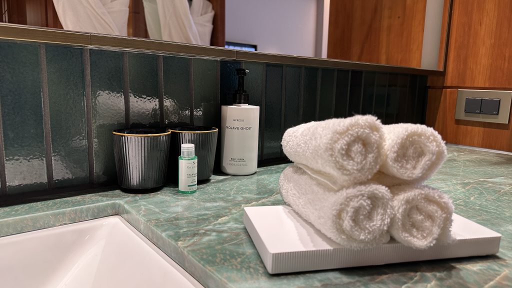 Conrad Hamburg Zimmer Bad Waschbecken Handtücher