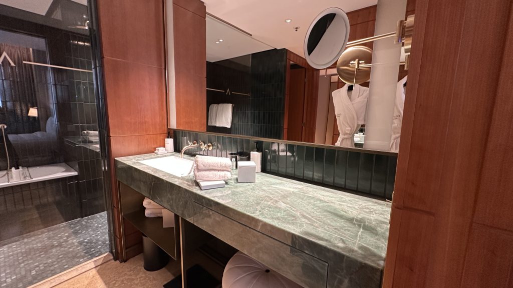 Conrad Hamburg Zimmer Bad Waschtisch Spiegel