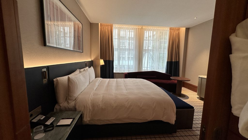 Conrad Hamburg Zimmer Bett Aussicht Bad