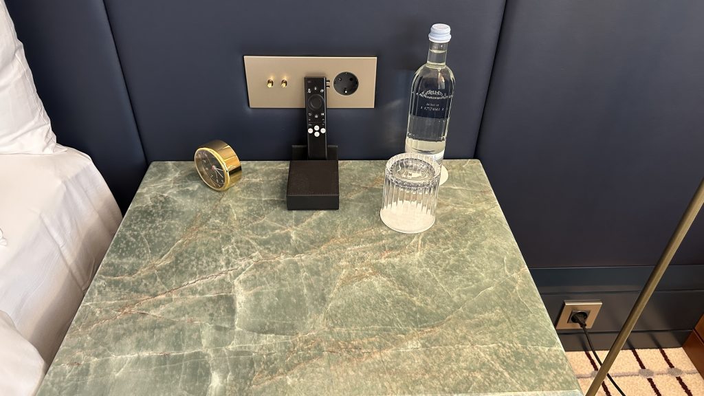 Conrad Hamburg Zimmer Bett Nachttisch Fernbedienung