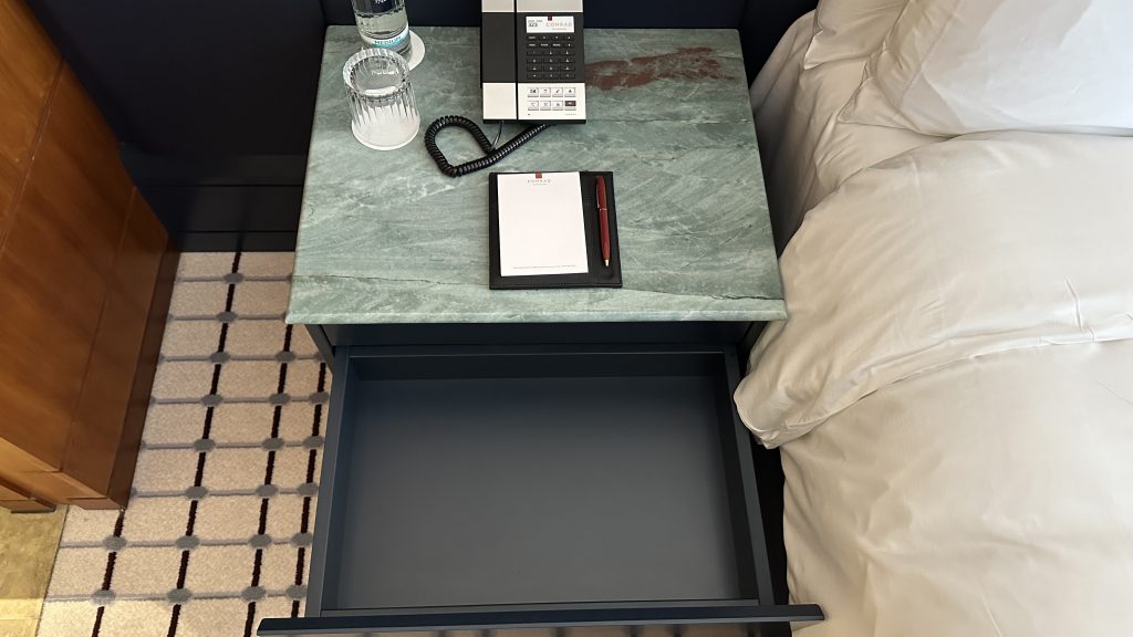 Conrad Hamburg Zimmer Bett Nachttisch Schublade