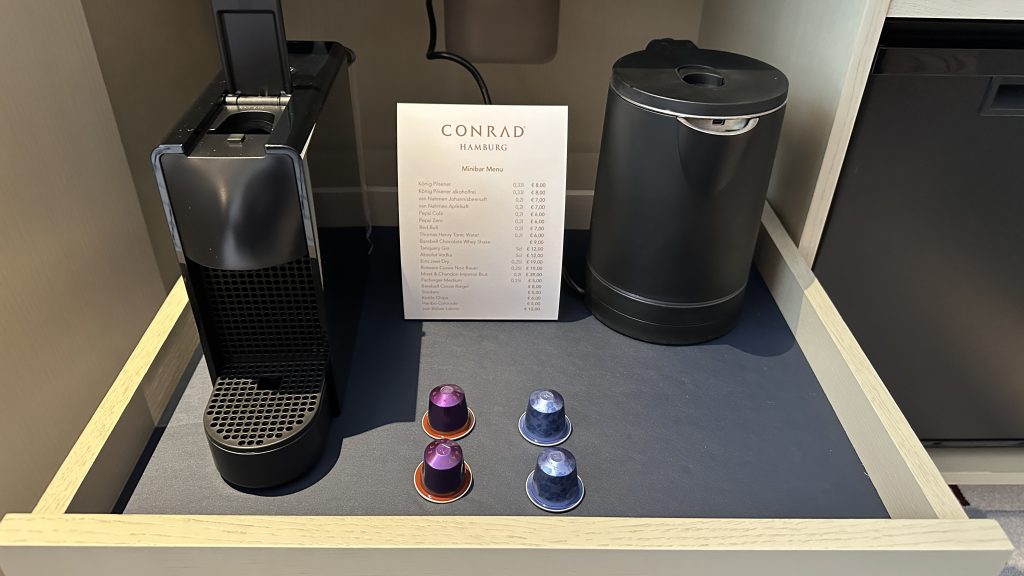 Conrad Hamburg Zimmer Minibar Kaffee