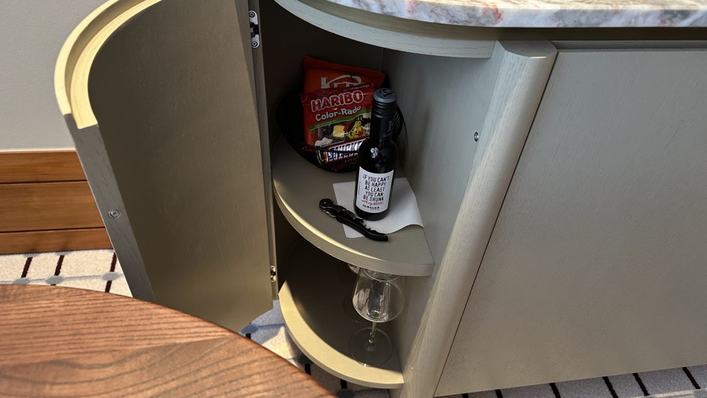 Conrad Hamburg Zimmer Minibar Schrank Sueßes