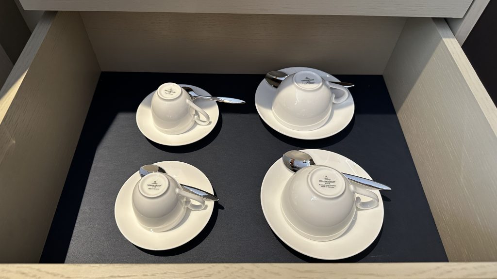 Conrad Hamburg Zimmer Minibar Tassen 1