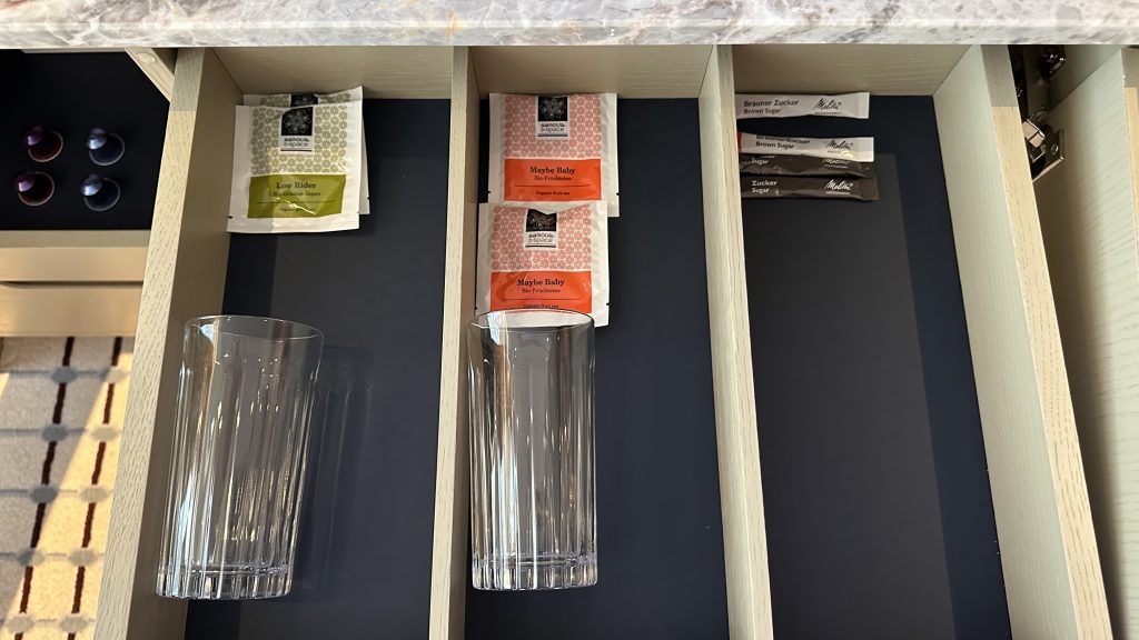 Conrad Hamburg Zimmer Minibar Tee