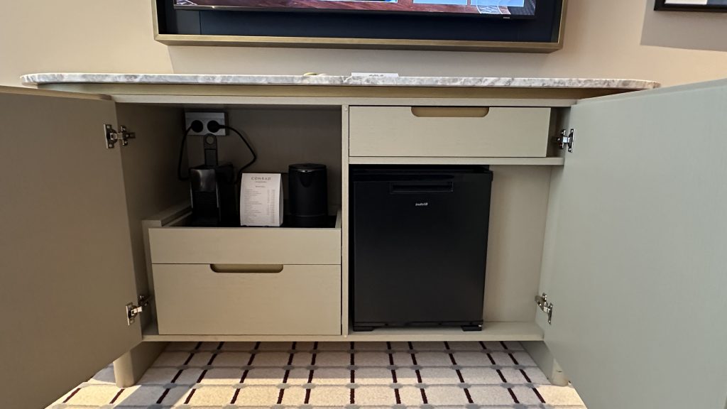 Conrad Hamburg Zimmer Minibar Ansicht