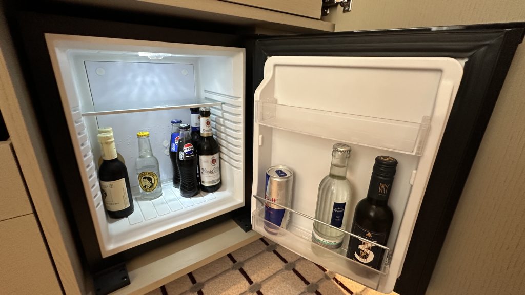 Conrad Hamburg Zimmer Minibar Offen