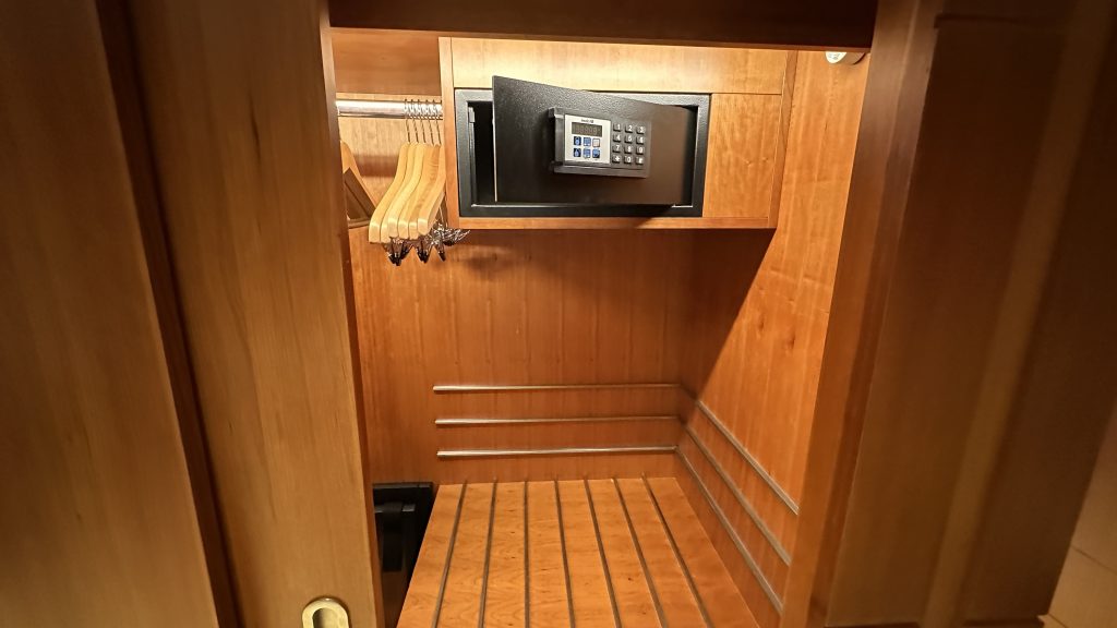 Conrad Hamburg Zimmer Schrank Safe