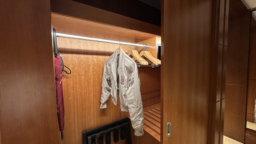 Conrad Hamburg Zimmer Schrank Offen