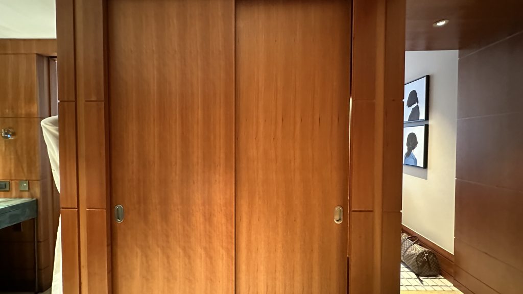 Conrad Hamburg Zimmer Schrank Zu