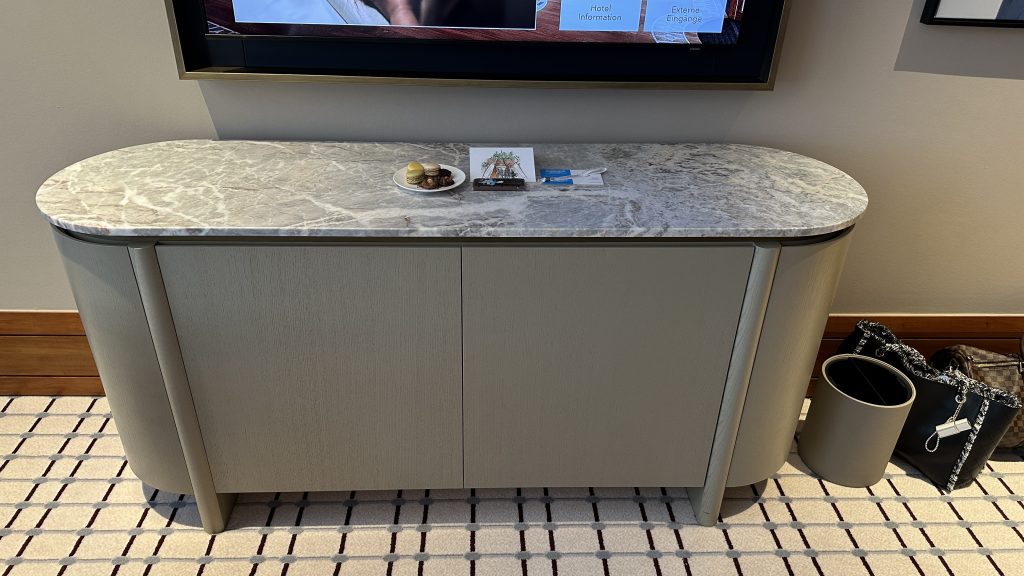 Conrad Hamburg Zimmer Sideboard