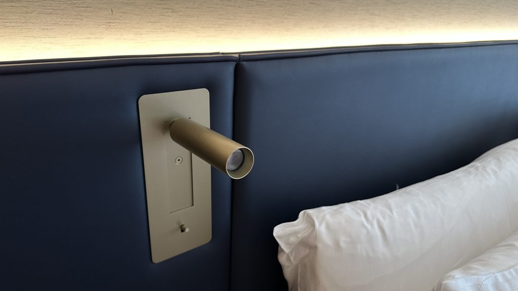 Conrad Hamburg Zimmer Bett Lampe
