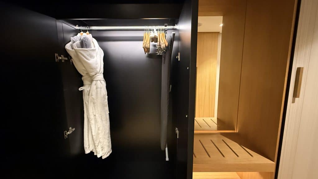 Grand Hyatt Athen Kleiderschrank 22 1