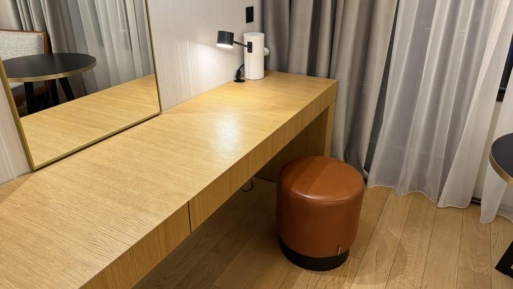 Grand Hyatt Athen Schreibtisch 13 1