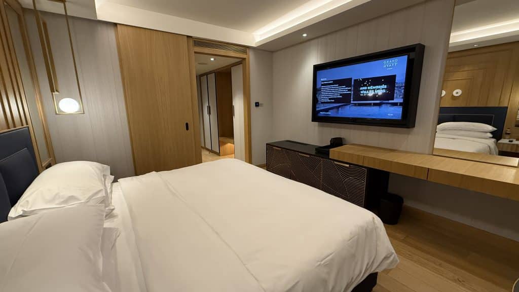 Grand Hyatt Athen TV 8 1