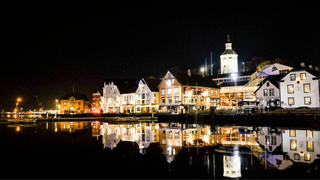 Hafenviertel Stavanger bei Nacht