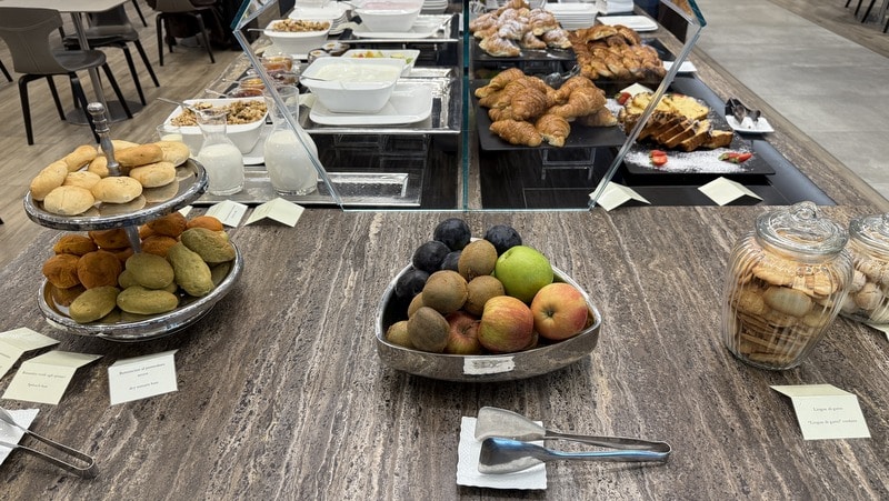 ITA Airways Piazza Di Spagna Lounge Rom Brötchen Und Obst