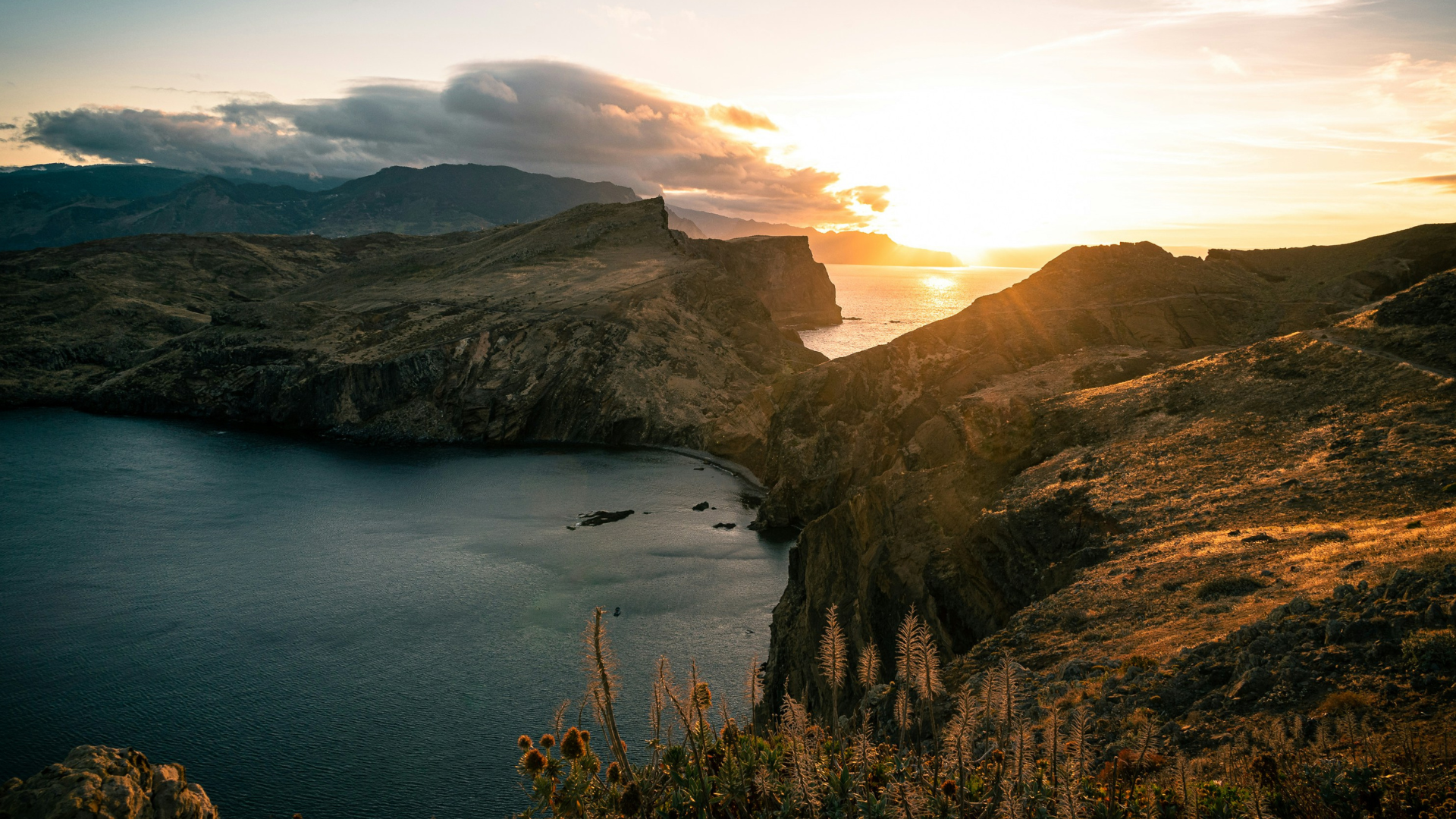 Steilküste und Meer auf der Insel Madeira
