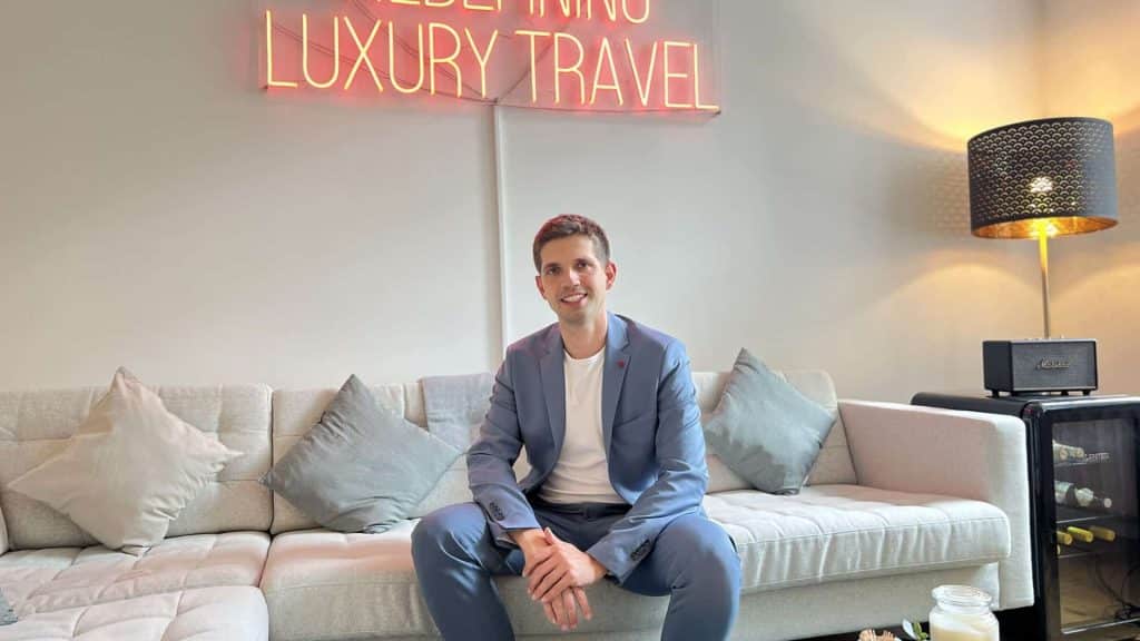 Moritz Anzug Professionelles Foto Buero Cut E1688487919422 1024x576 1