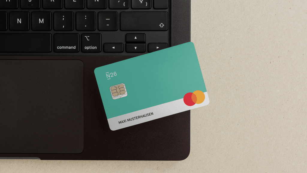 N26 Karte vor dem Laptop