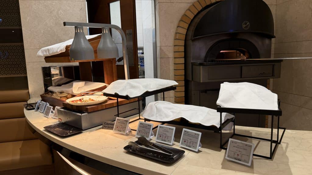 Saudia AlFursan Business Lounge Jeddah Brot