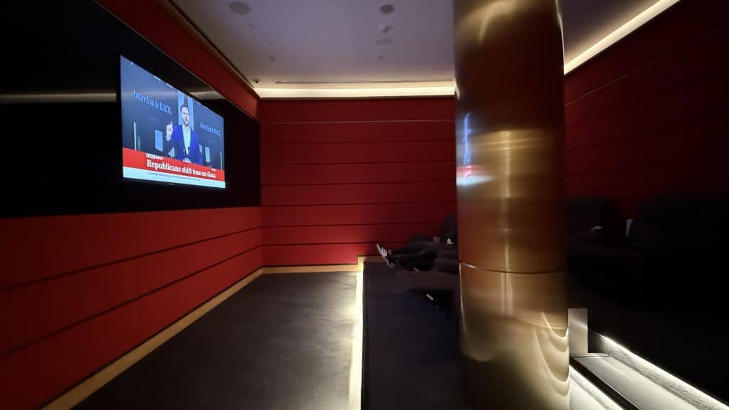 Saudia AlFursan Business Lounge Jeddah Kinoraum