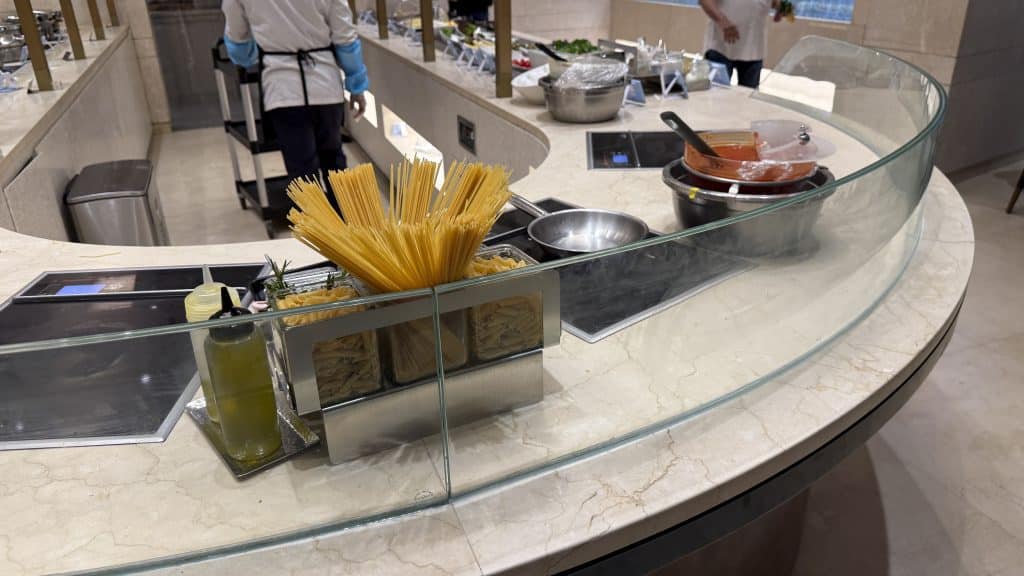 Saudia AlFursan Business Lounge Jeddah Nudeln