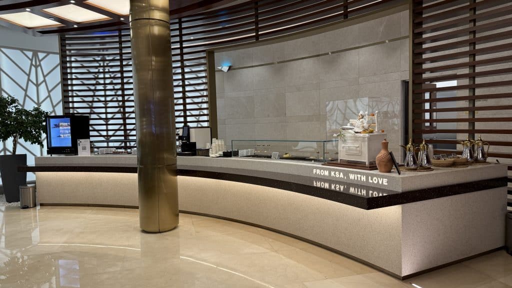 Saudia AlFursan Business Lounge Jeddah Theke 3