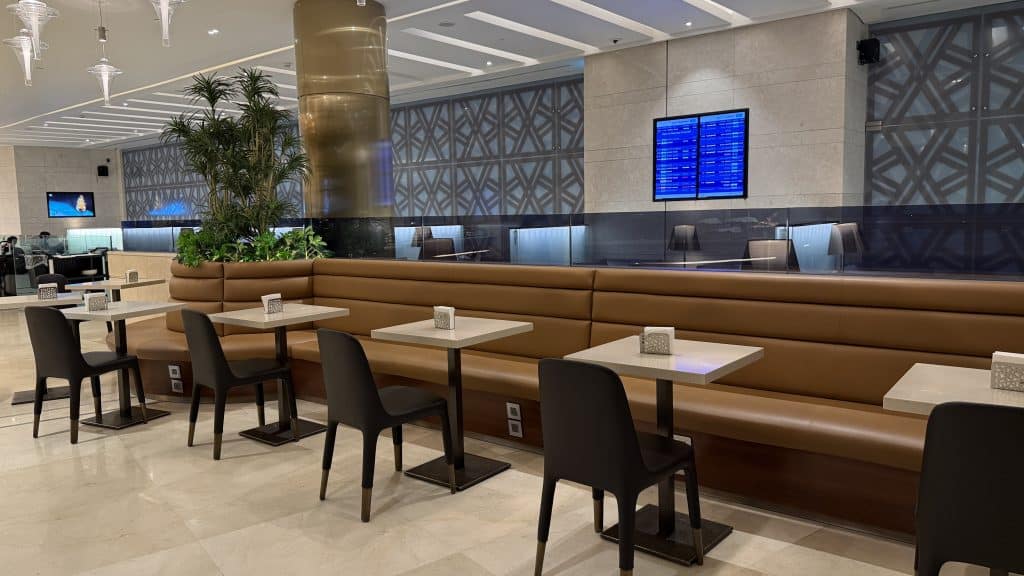 Saudia AlFursan Business Lounge Jeddah Tische 2