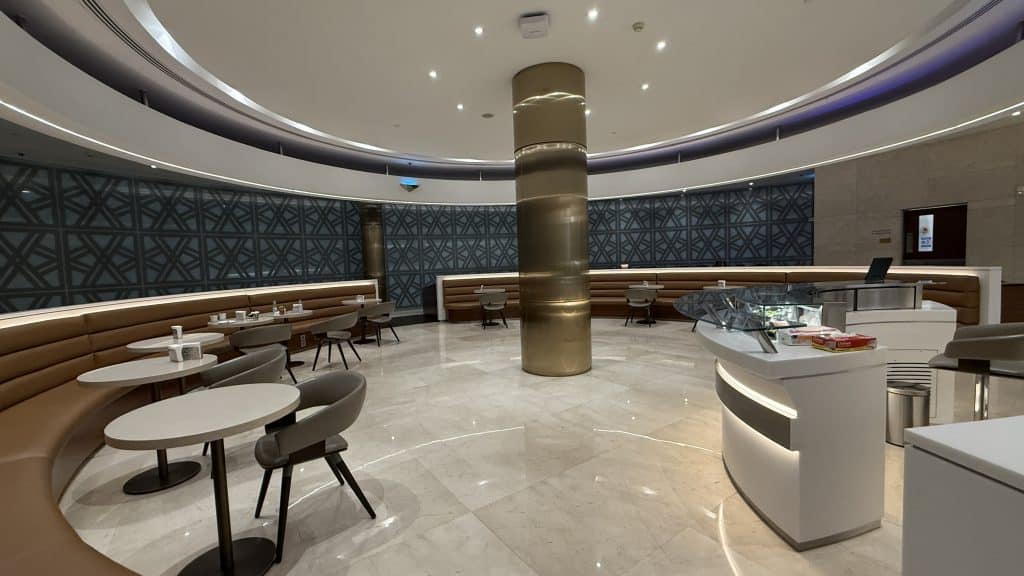 Saudia AlFursan Business Lounge Jeddah Tische 3