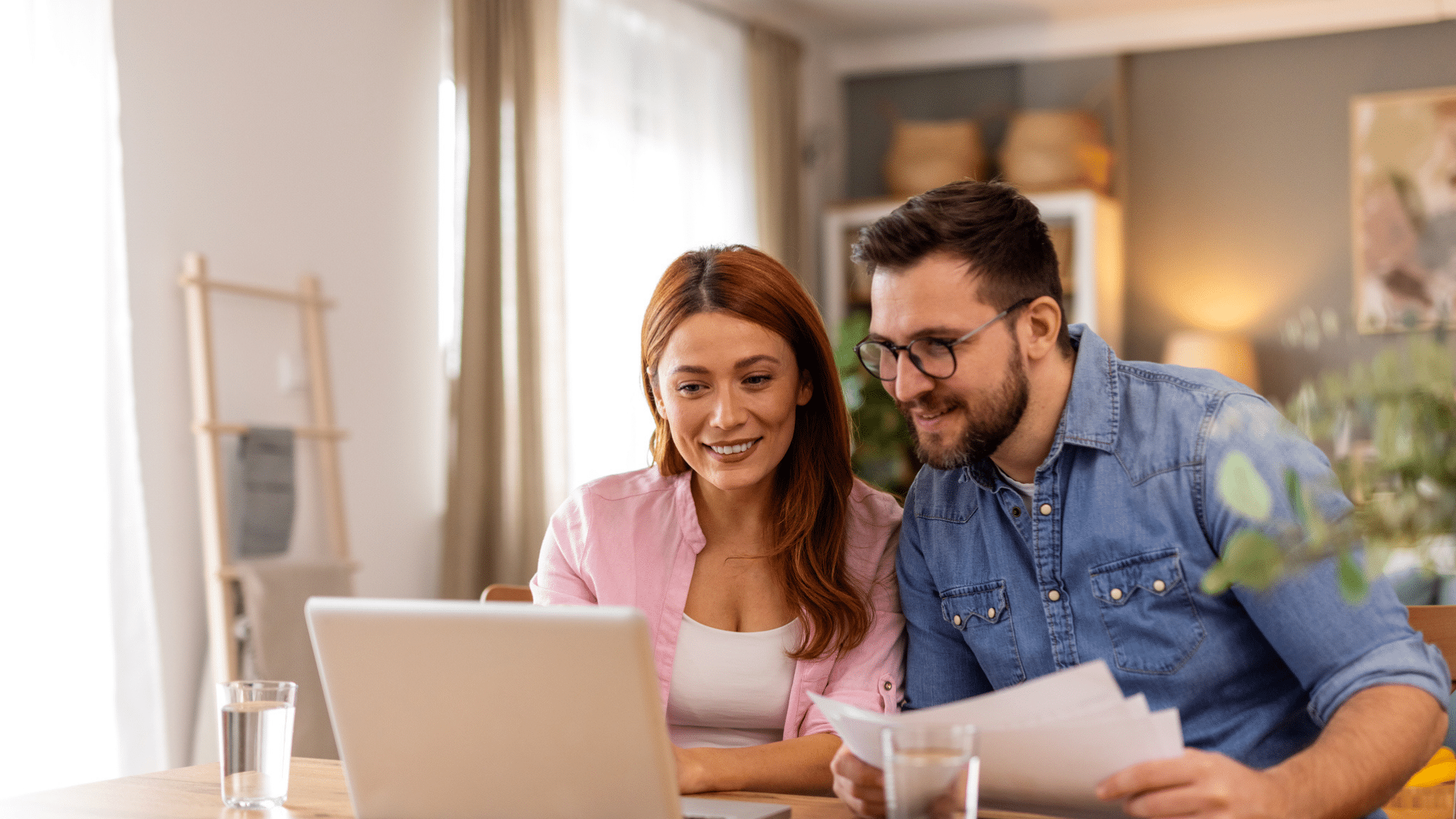 Paar schaut zusammen auf einen Laptop
