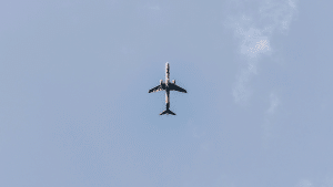 Flugzeug Himmel Symbolbild