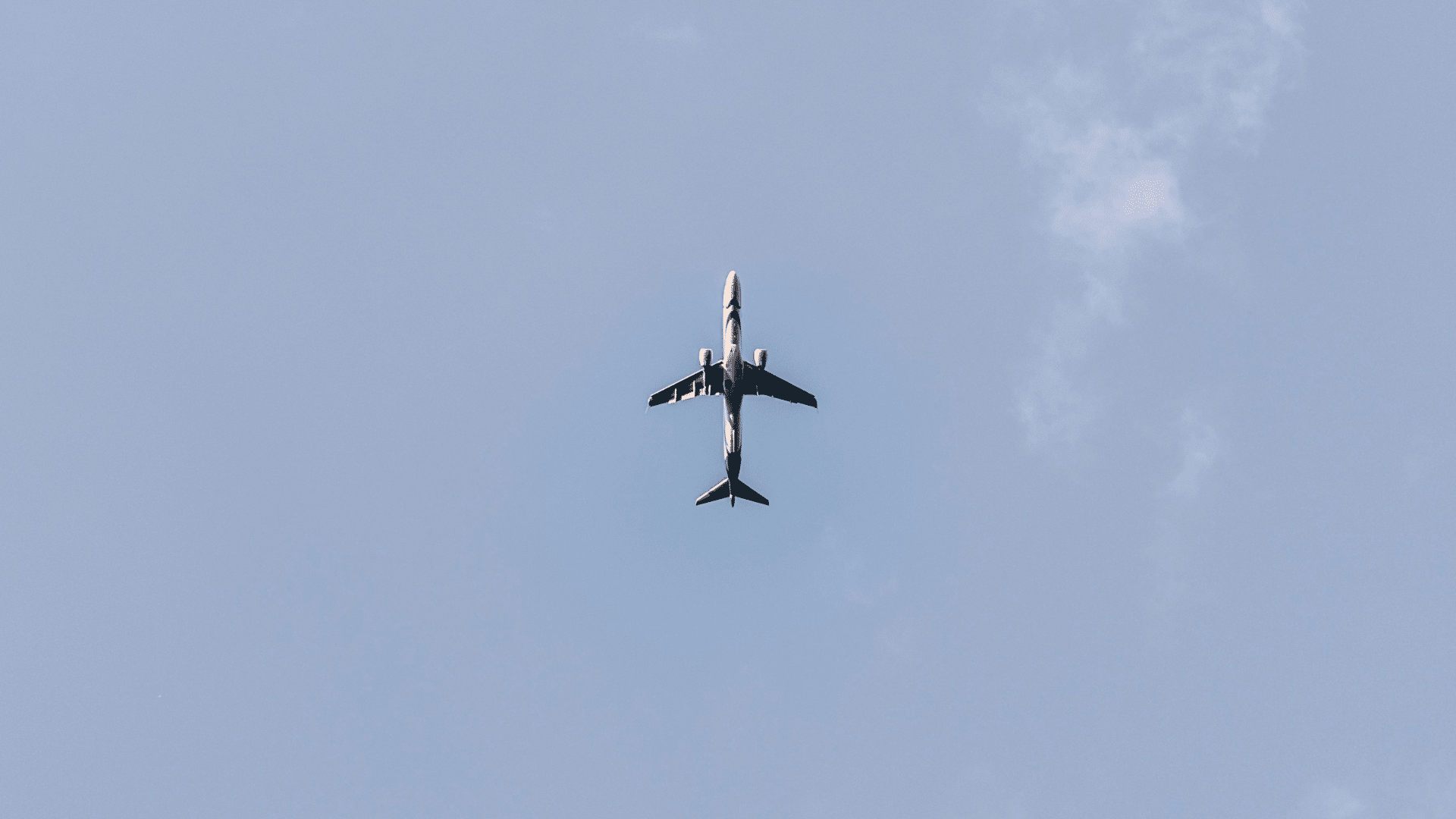 Flugzeug Himmel Symbolbild
