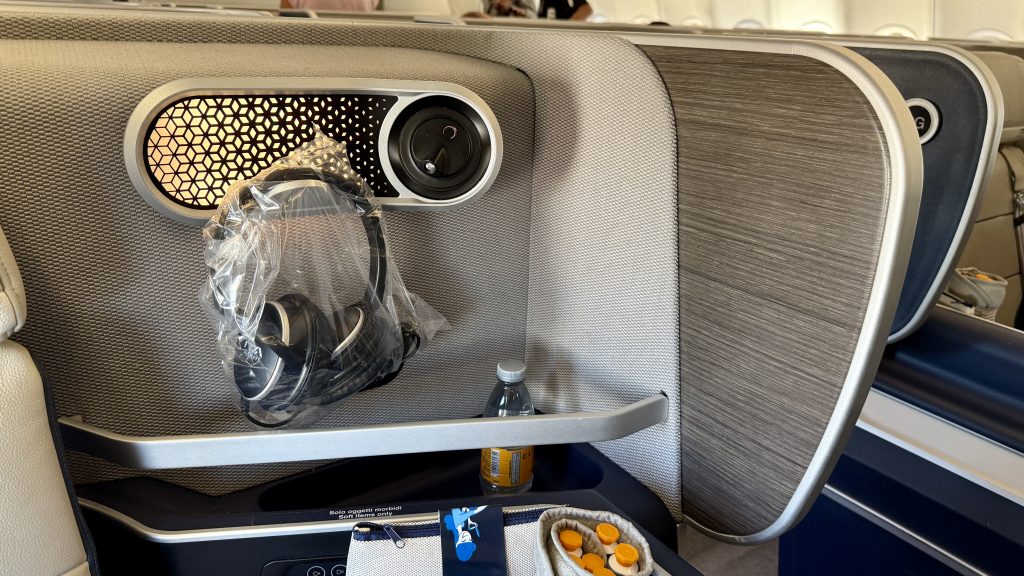 ita-airways-a330neo-business-sitz-ablage