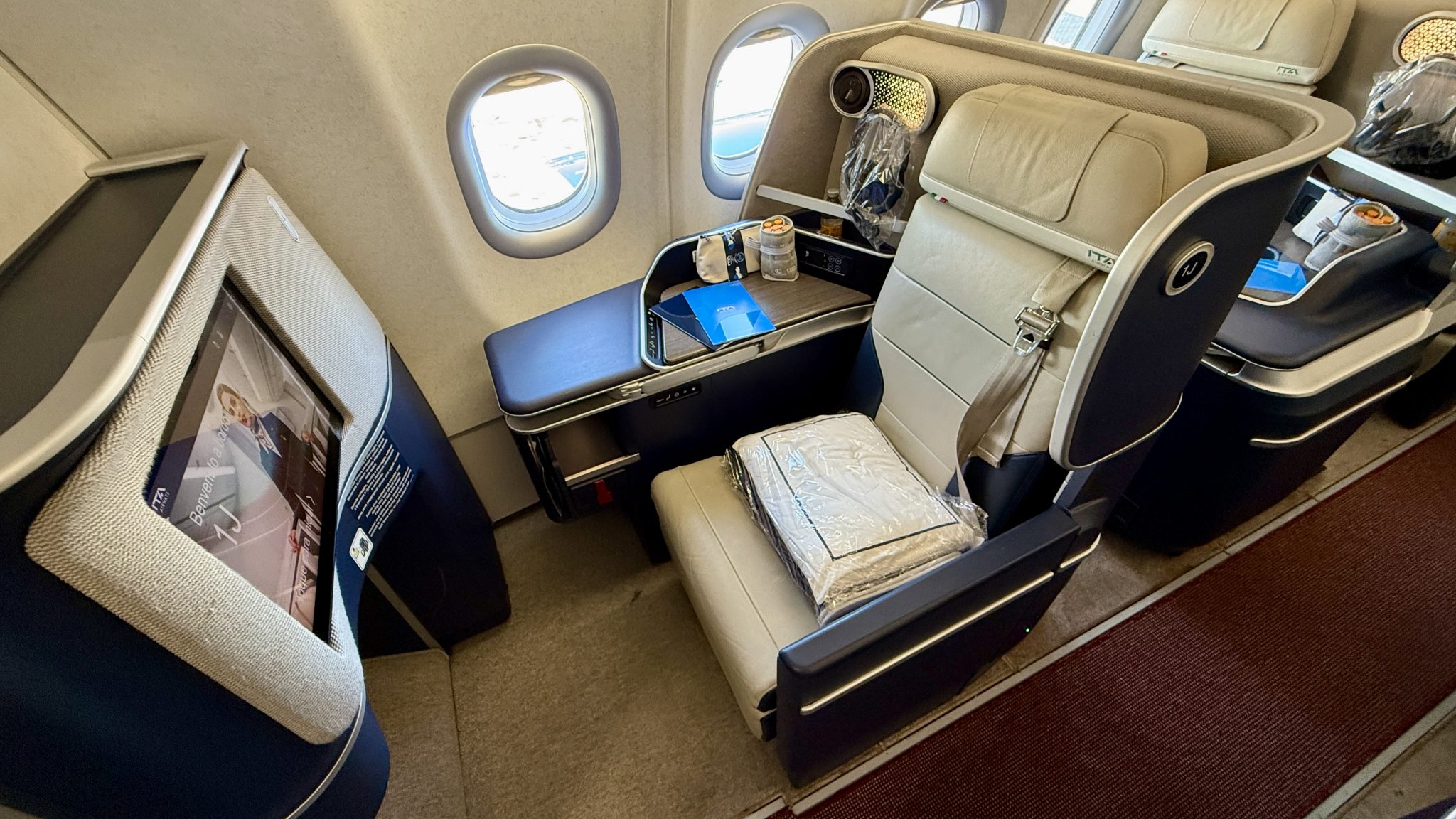 ita-airways-airbus-a330neo-business-class