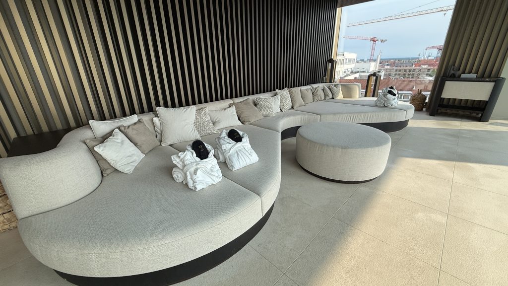 koenigshof-munich-spa-sofalandschaft