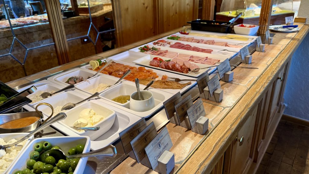 arabella-alpenhotel-fruehstueck-wurstauswahl