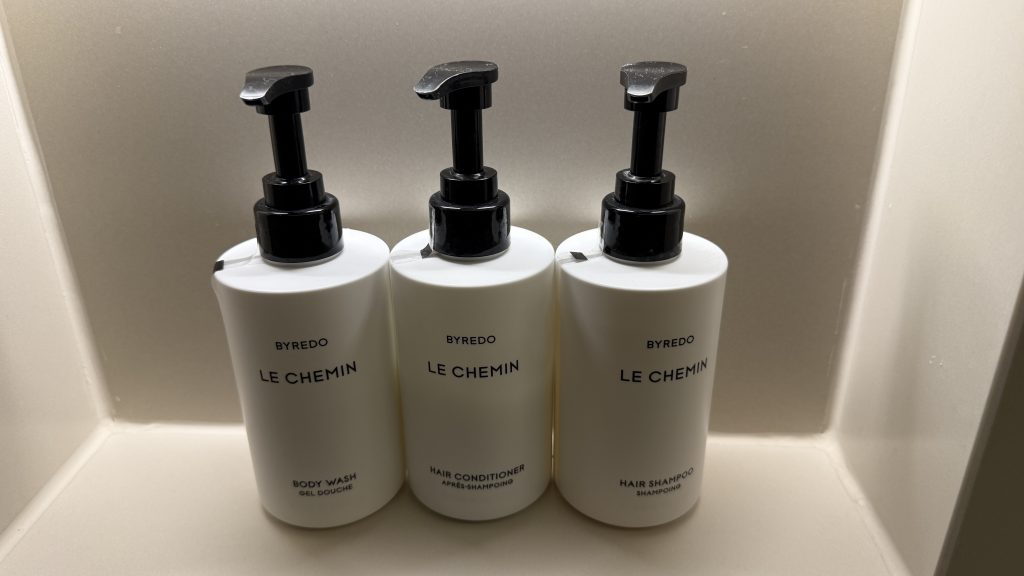 koenigshof-munich-dusch-utensilien