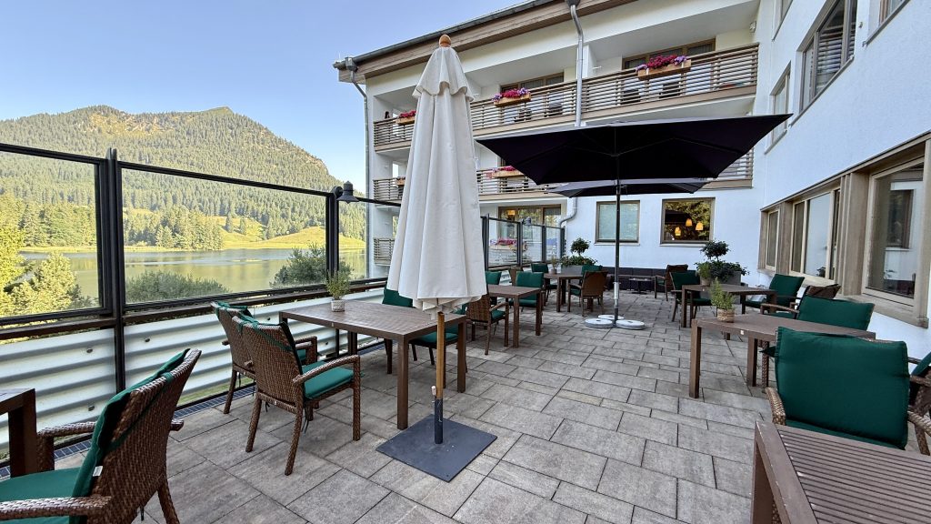 arabella-alpenhotel-fruehstueck-terasse