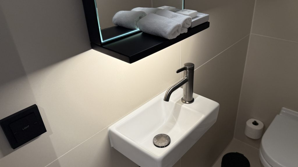 koenigshof-munich-kleines-waschbecken