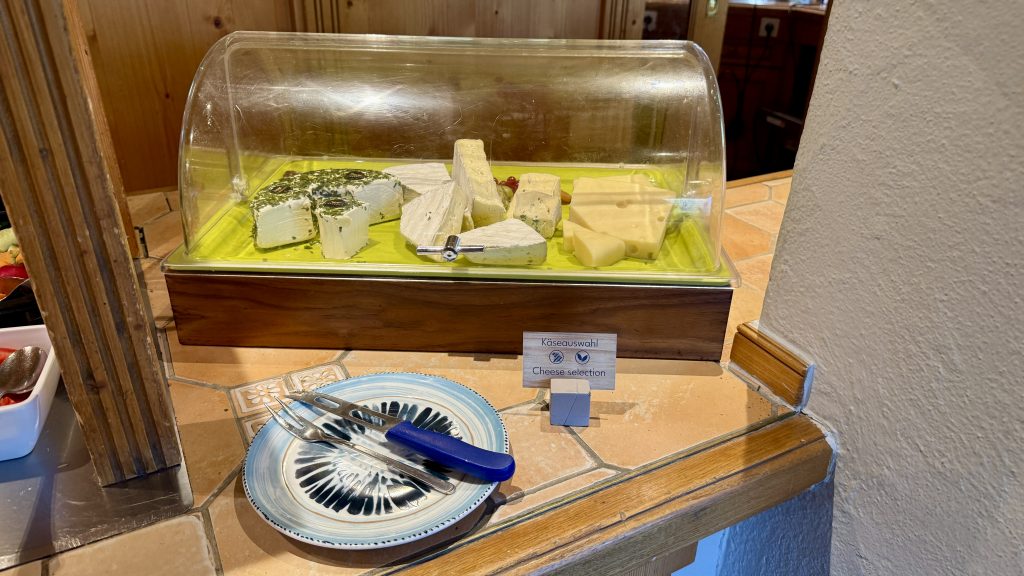 arabella-alpenhoteö-fruehstueck-kaeseauswahl