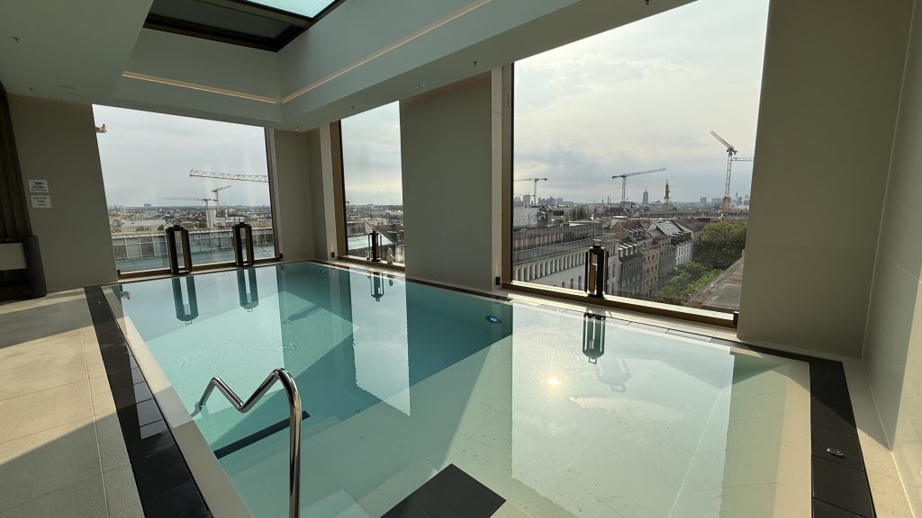 koenigshof-munich-spa-pool